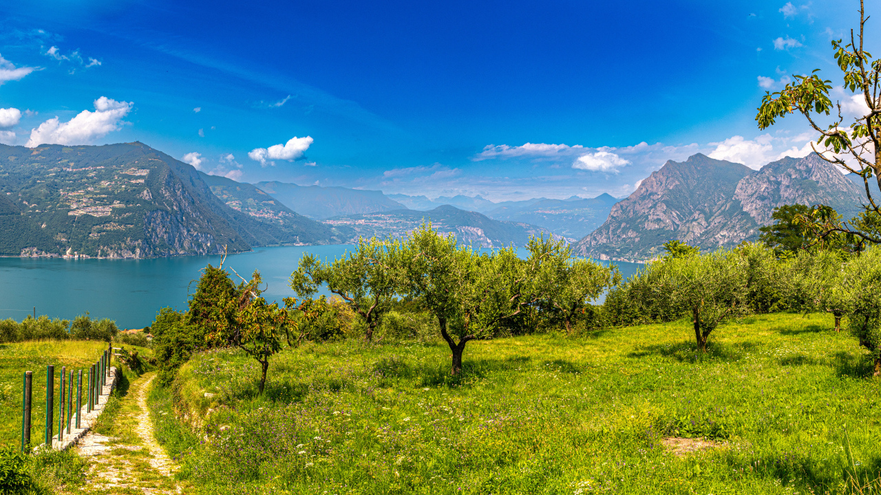 Красивый горный пейзаж у озера, Италия