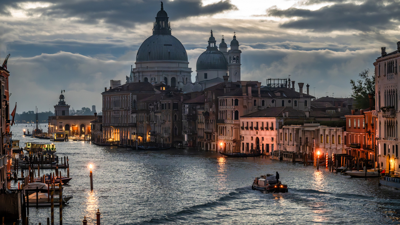 Вид на церковь в сумерках, Венеция. Италия