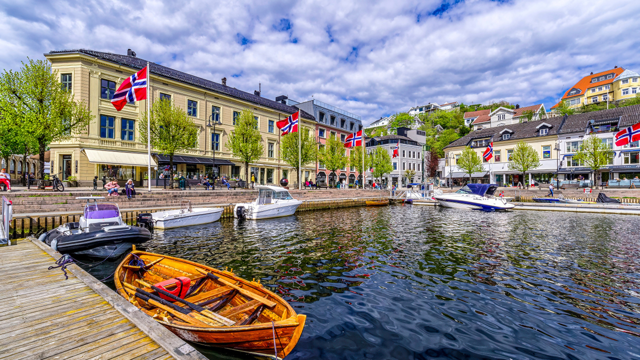 Лодки у причала в городе, Норвегия