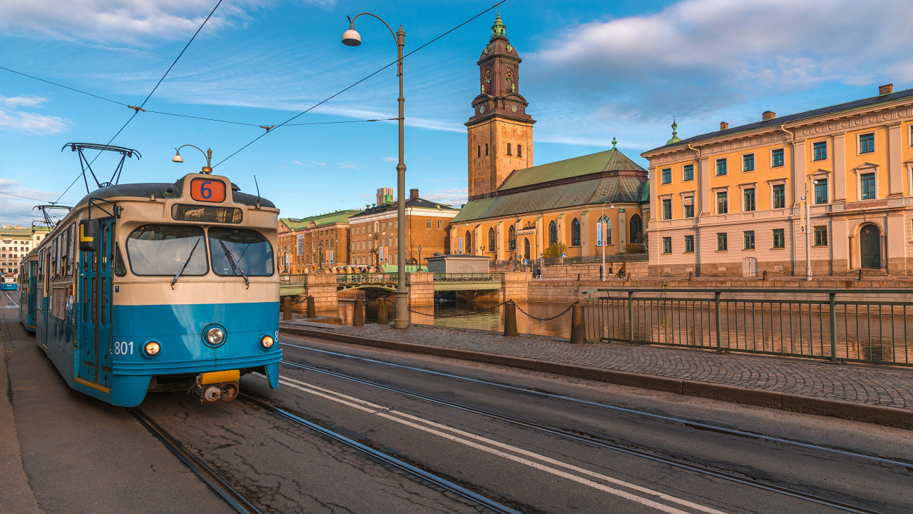 Старый трамвай едет по улице города Швеция