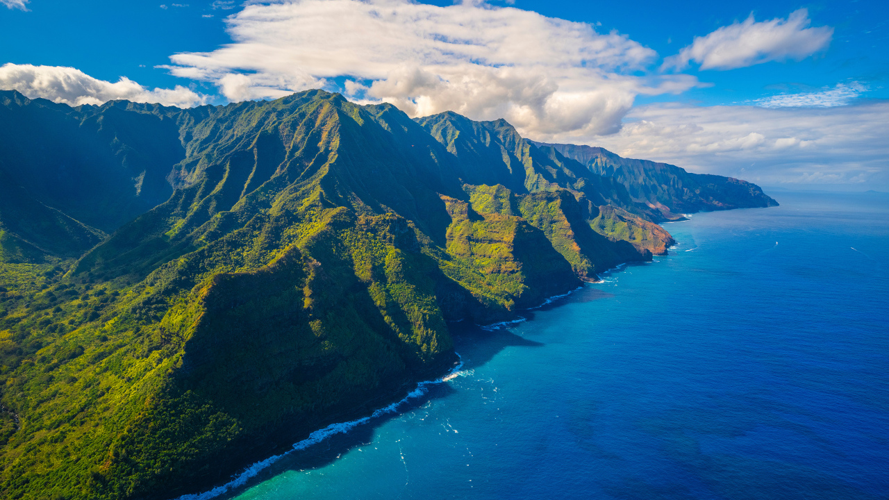 Вид на покрытые зеленью гор на Гавайских островах, США