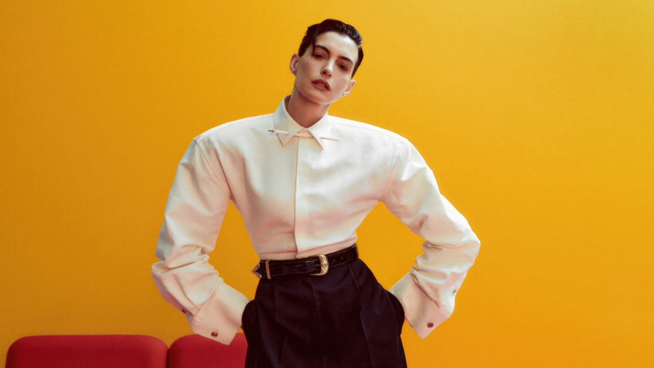 Актриса Энн Хэтэуэй в белой рубашке на желтом фоне