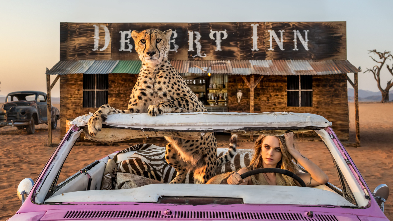 Актриса Кара Делевинь в розовом автомобиле с гепардом