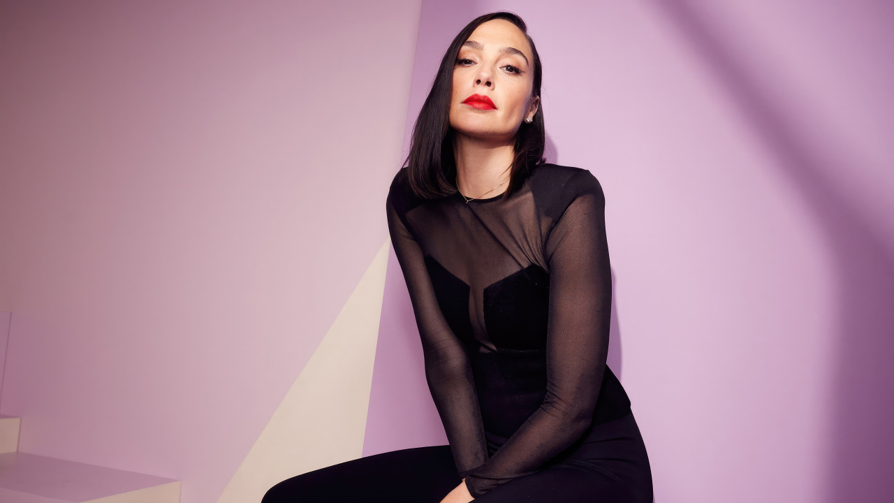 Актриса Галь Гадот на сиреневом фоне