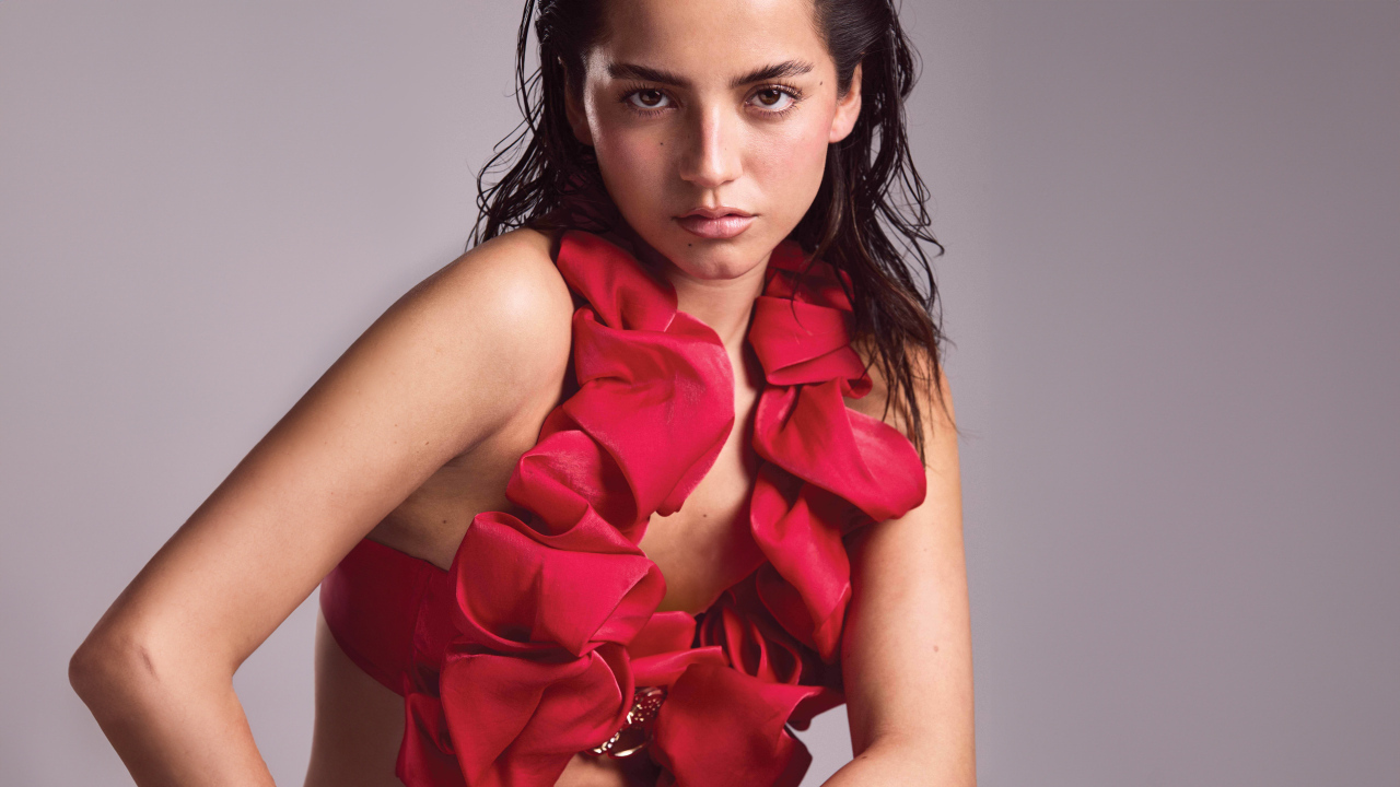 Актриса Изабела Мерсед в красном купальнике