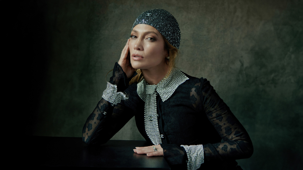 Актриса Дженнифер Лопес в блестящей шапке