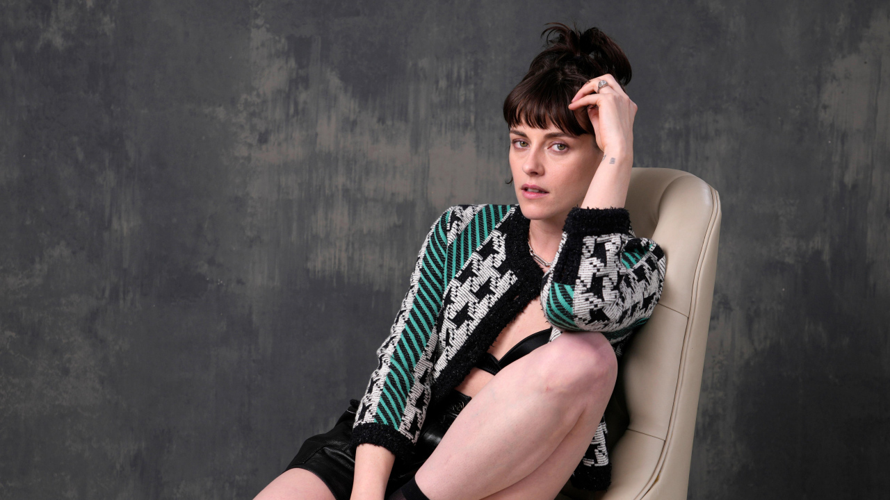 Актриса Кристен Стюарт позирует для фото