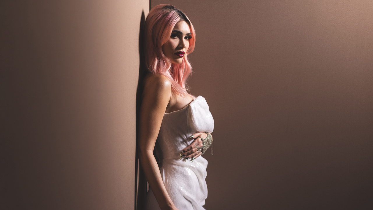 Актриса Меган Фокс с розовыми волосами в белом платье