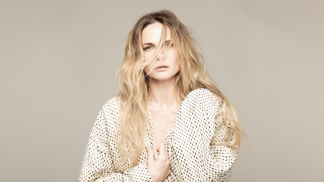 Волосы на лице у актрисы Ребекки Фергюсон