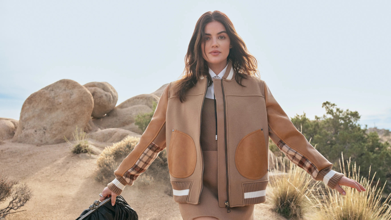 Американская актриса Люси Хейл у камней