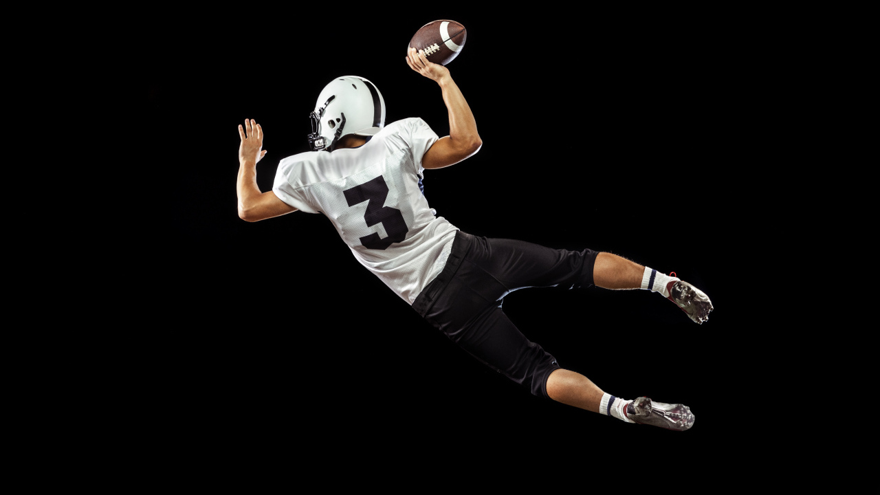 Игрок в американский футбол на черном фоне