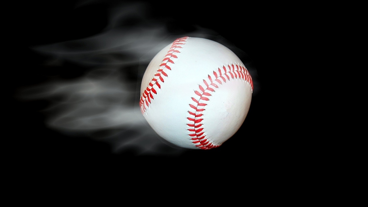 Бейсбольный мяч летит на черном фоне