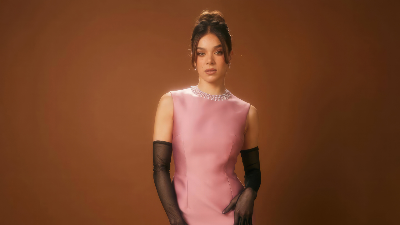 Красивая актриса Хейли Стейнфилд в розовом платье и черных перчатках