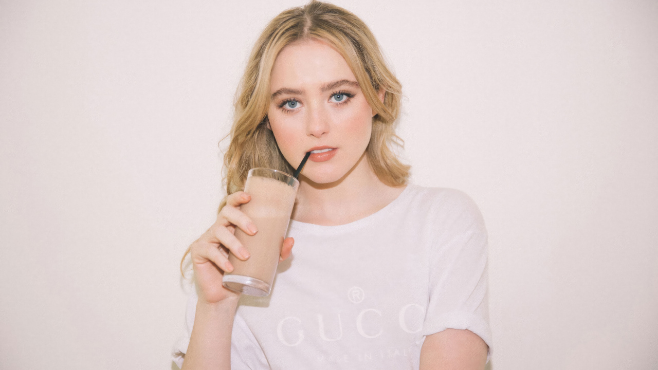 Красивая блондинка Кэтрин Ньютон  с напитком в руках