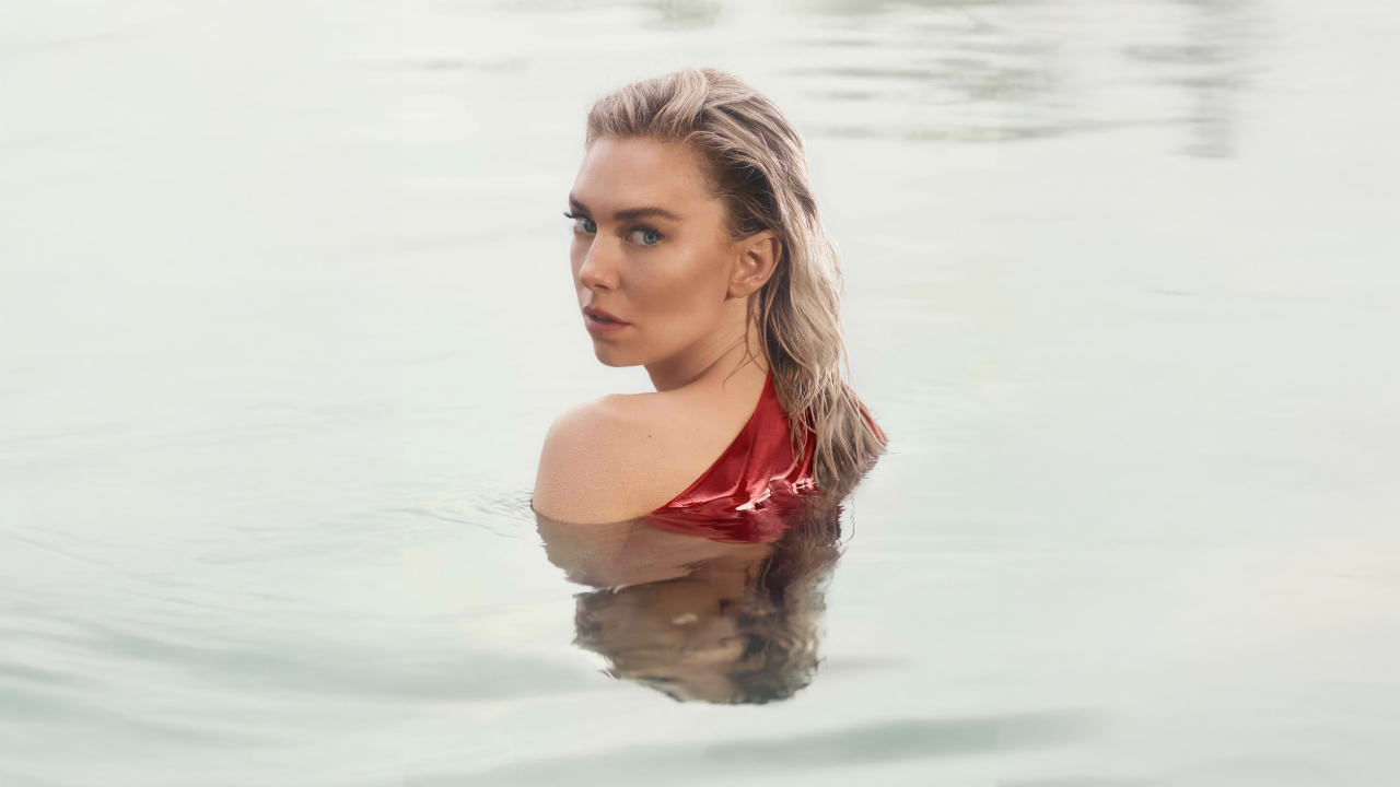 Красивая блондинка актриса Ванесса Кирби в воде