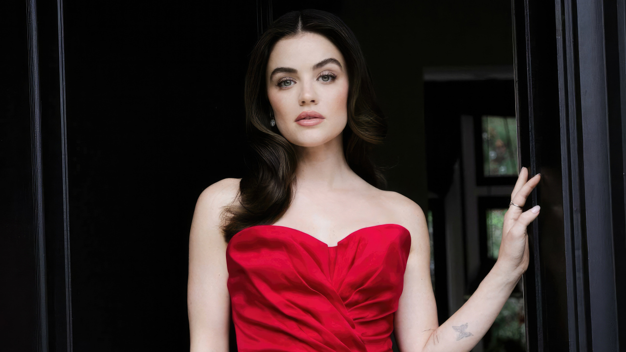 Красивая брюнетка актриса Люси Хейл в красном платье