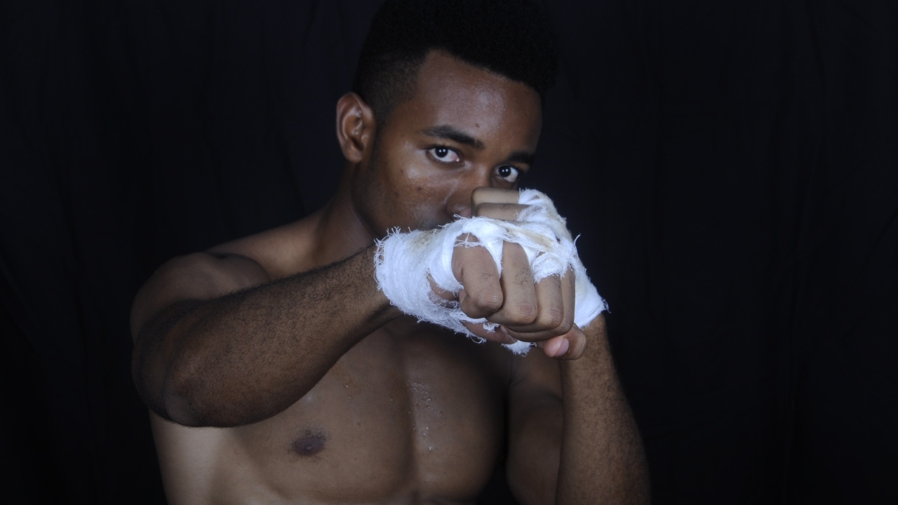 Темнокожий мужчина боксер 