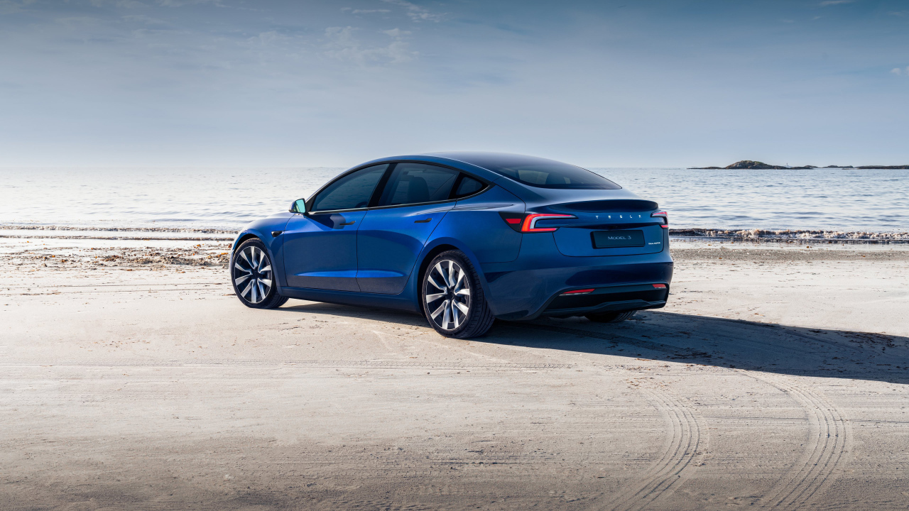 Синий автомобиль Tesla Model 3 2024  года вид сзади