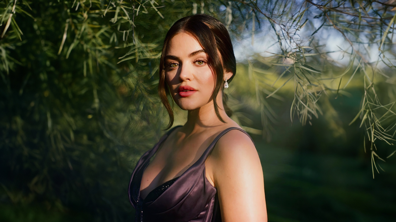 Брюнетка Люси Хейл в лучах солнца
