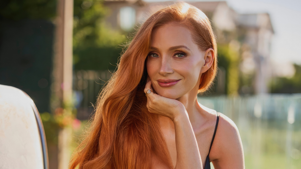 Милая голубоглазая рыжеволосая девушка актриса Джессика Честейн