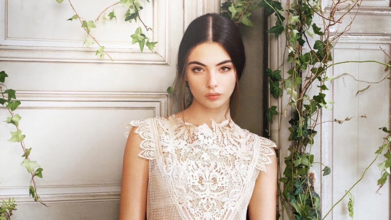 Милая девушка Дева Кассель стоит у стены