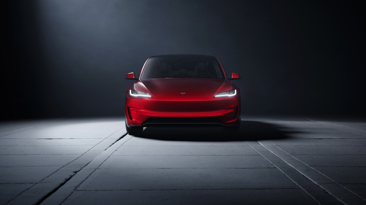 Вид спереди на красный автомобиль Tesla Model 3 Performance 2024 года