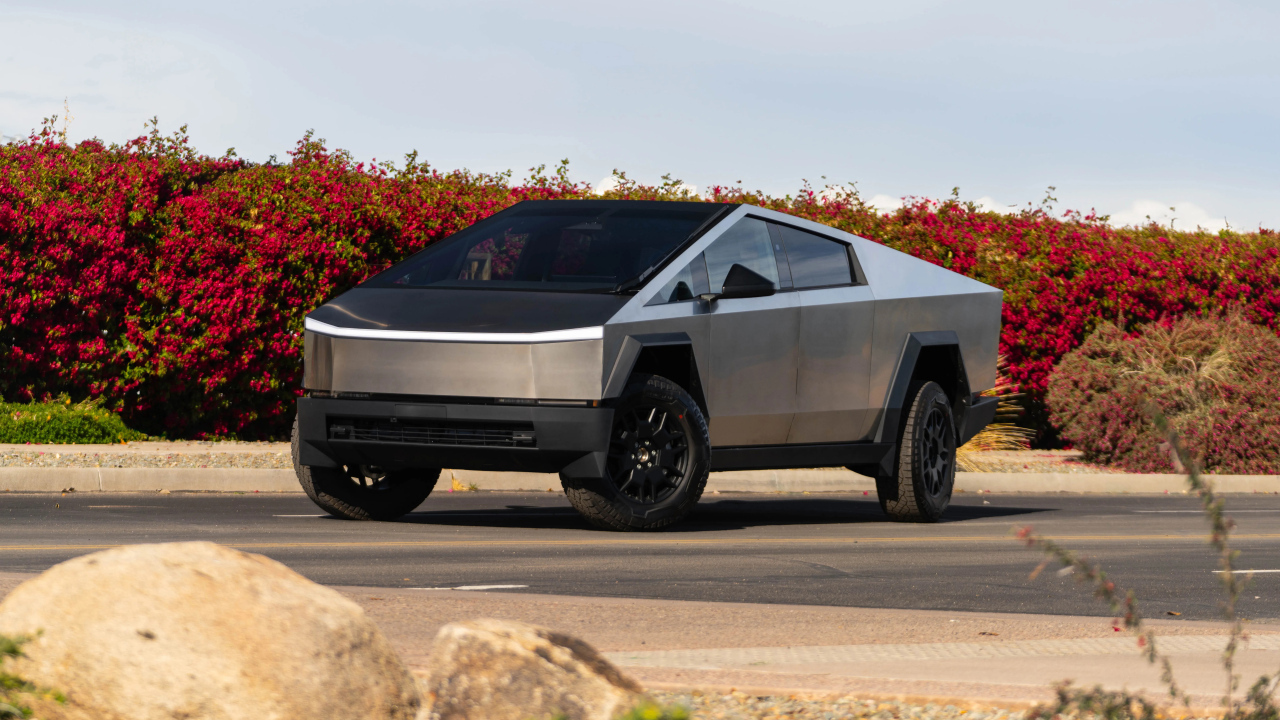 Футуристический серебристый автомобиль Tesla Cybertruck 2024  года