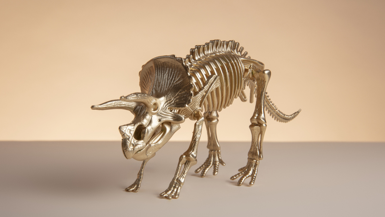 Золотой скелет динозавра на коричневом фоне