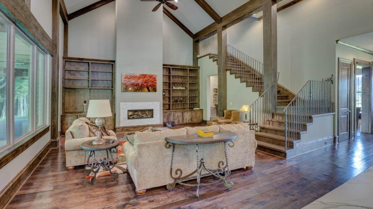 Высокая лестница на второй этаж в доме 