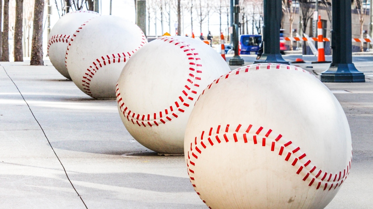 Большие бетонные бейсбольные мячи