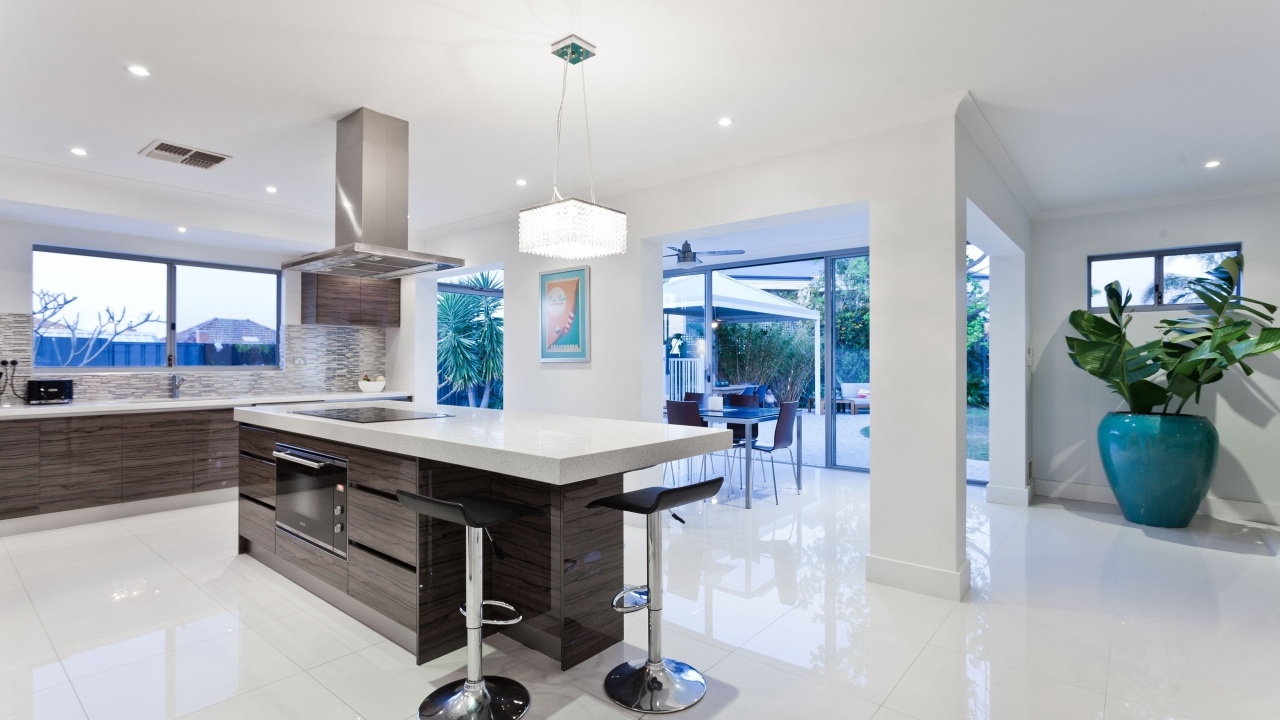 Большая просторная кухня загородного дома