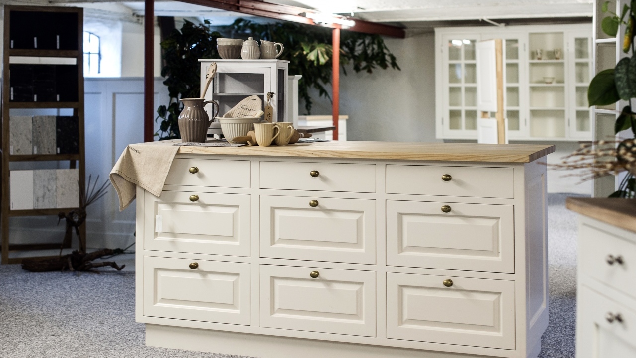 Большой белый комод в комнате