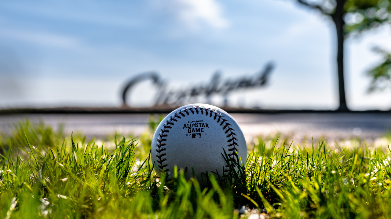 Кожаный бейсбольный мяч на зеленой траве