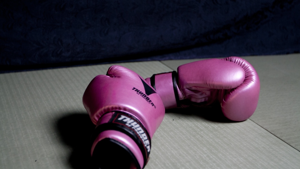 Розовые боксерские перчатки на столе 