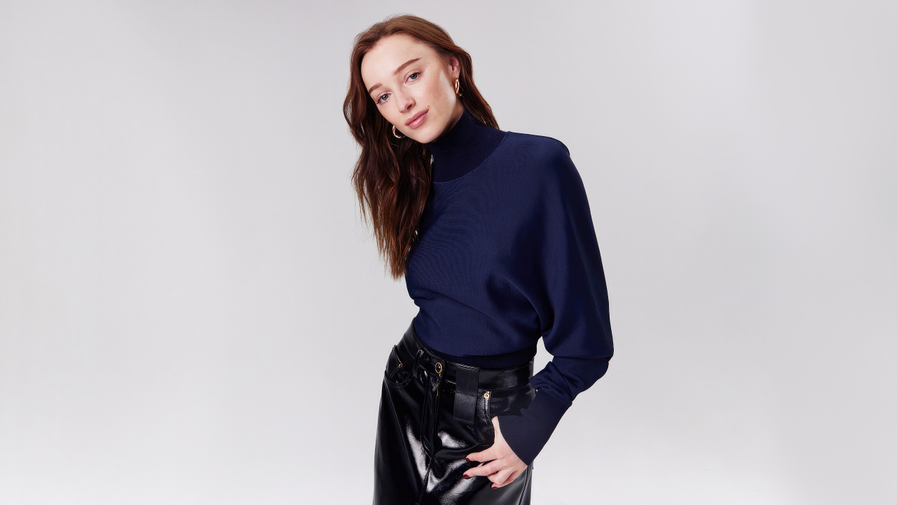 Рыжеволосая девушка актриса Фиби Дайневор