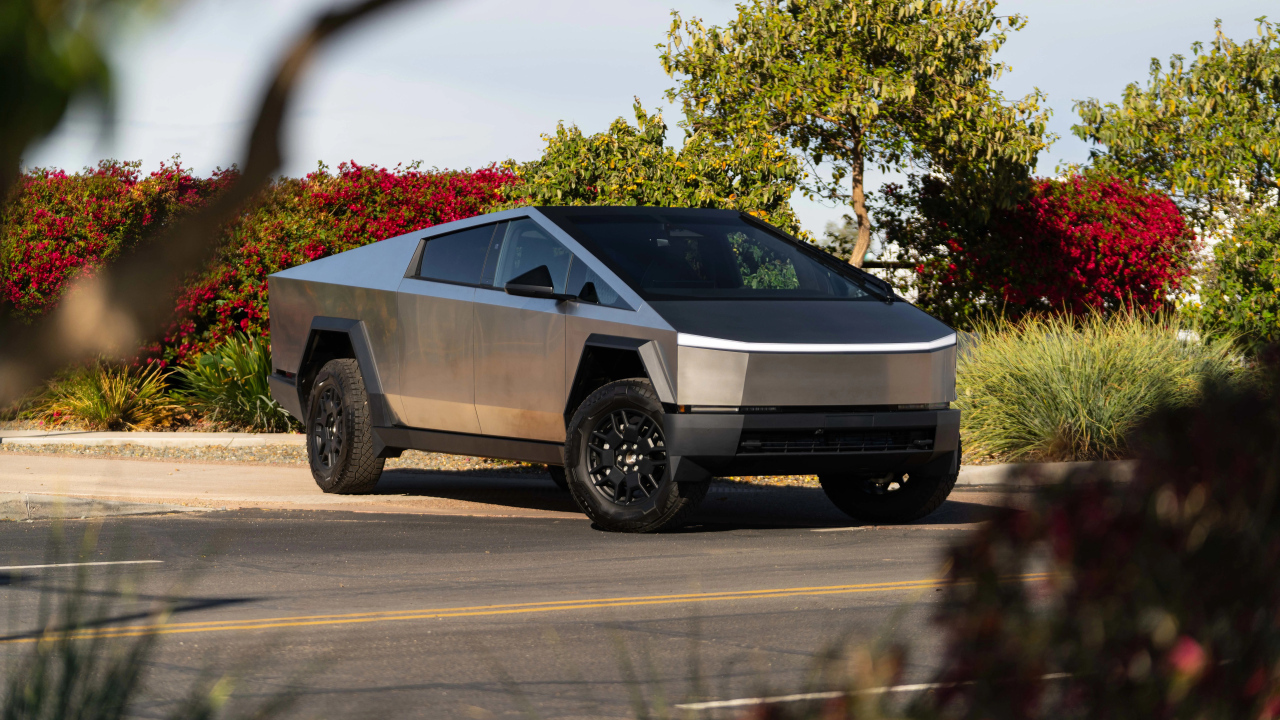 Серебристый автомобиль Tesla Cybertruck 2024  года