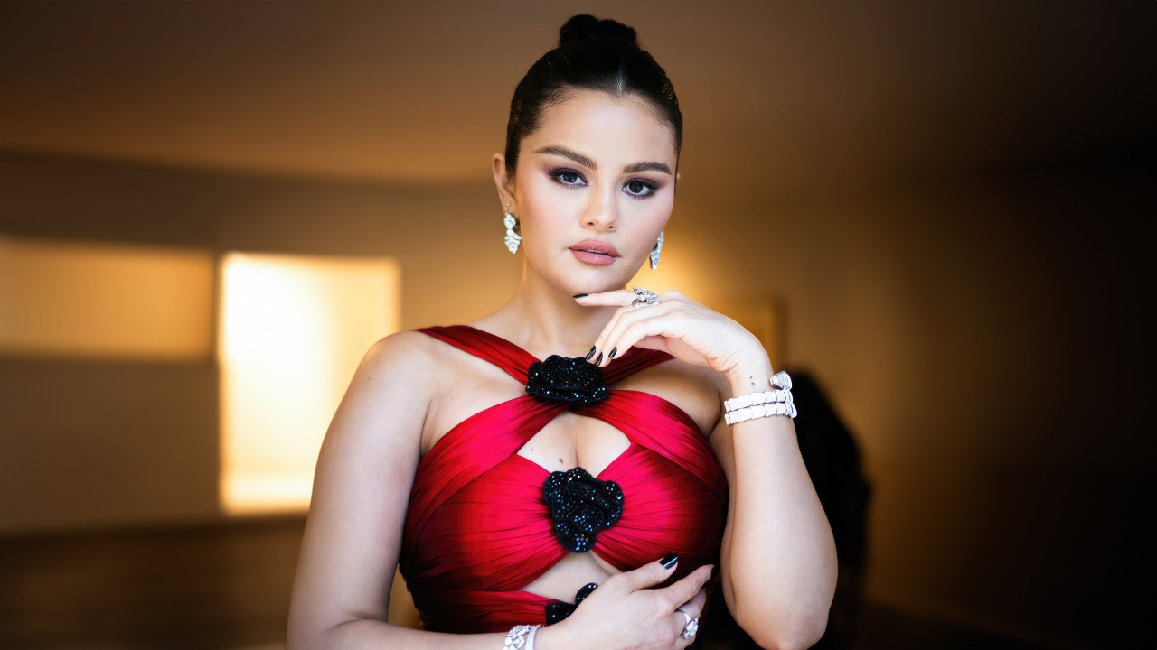 Певица и актриса Селена Гомес в красивом наряде