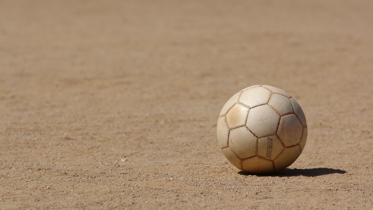 Футбольный мяч на песке 