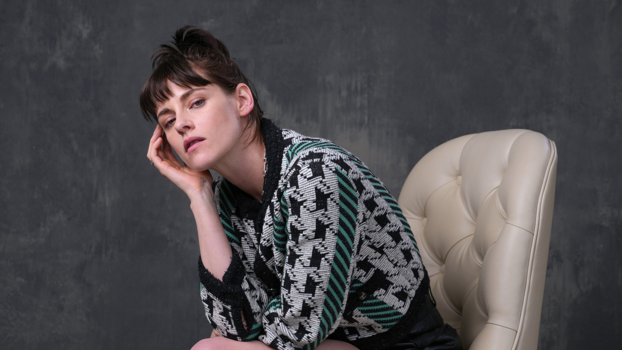 Милая Кристен Стюарт в кофте на кресле