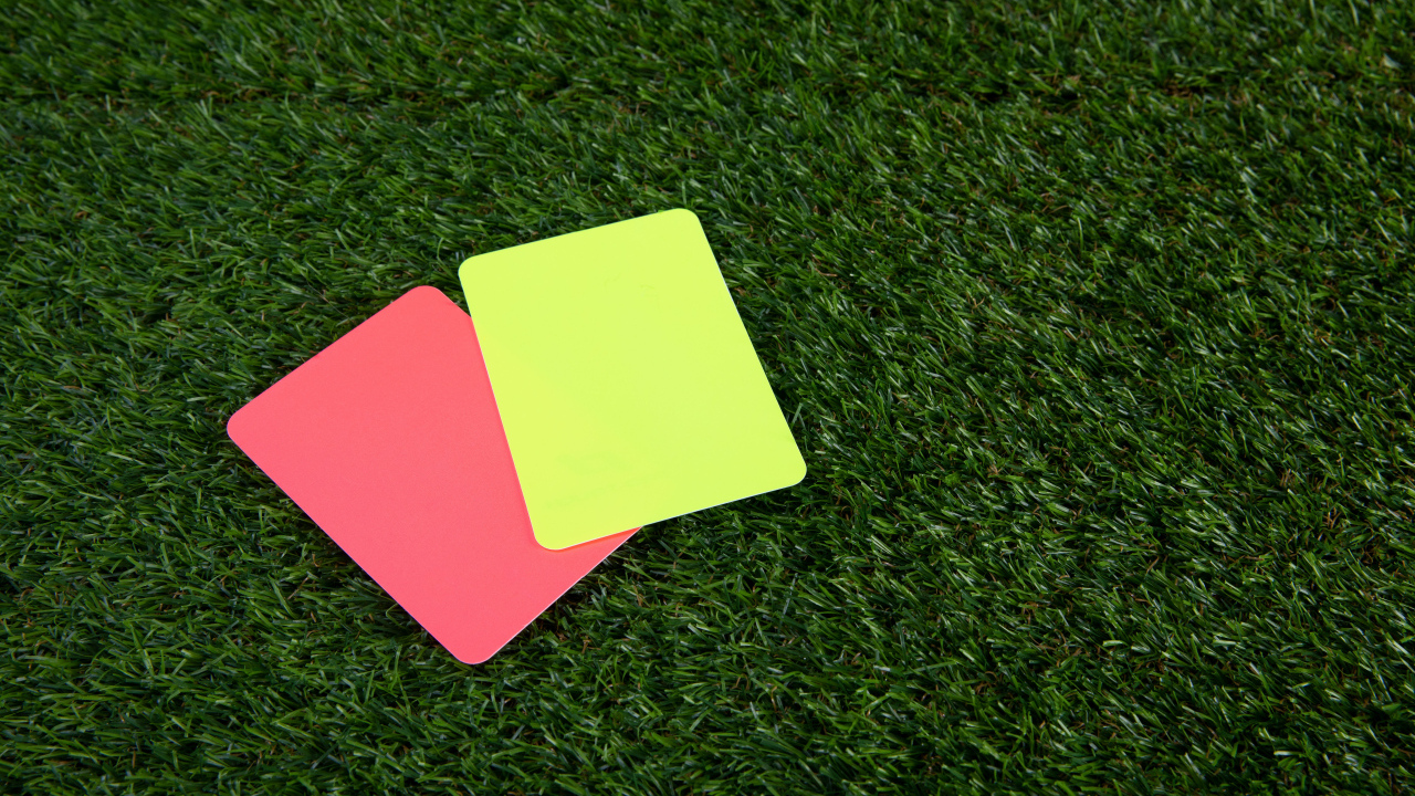 Две карточки на футбольном поле