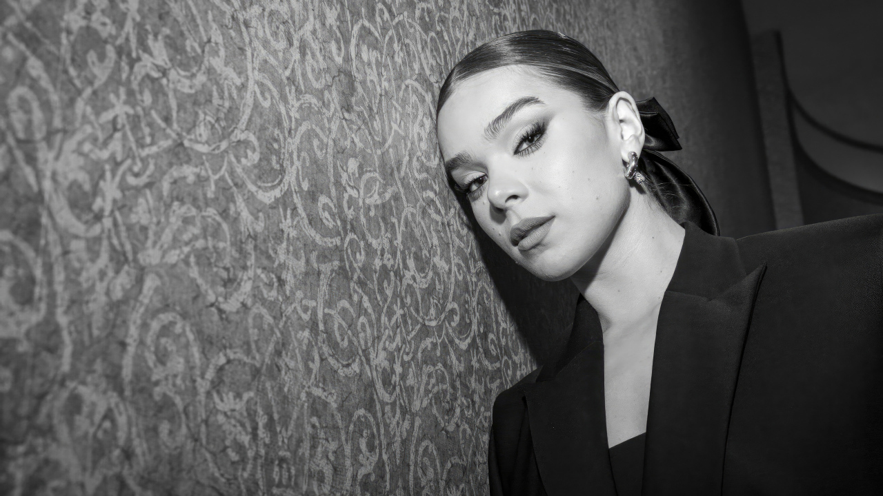 Молодая американская актриса Хейли Стейнфилд у стены