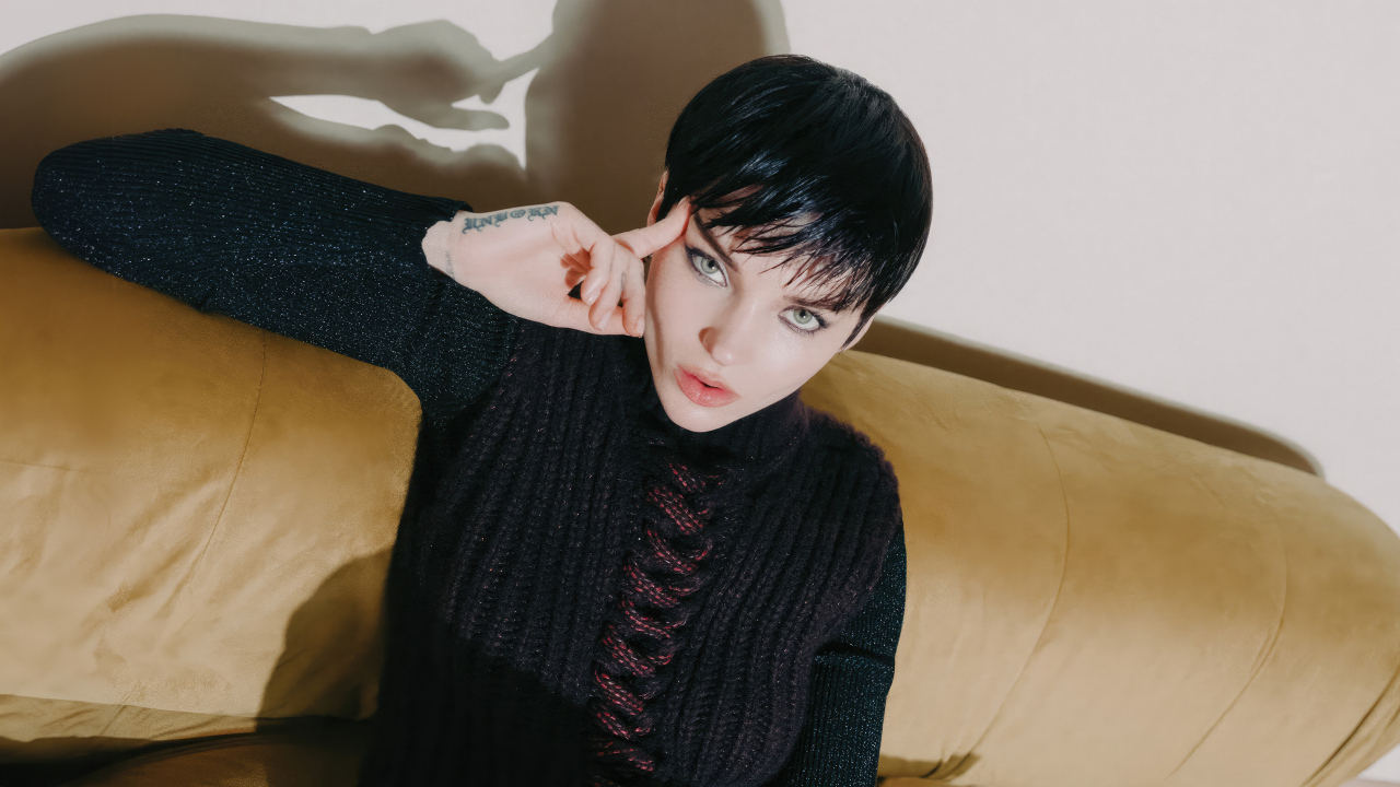 Молодая актриса Дав Кэмерон с короткой стрижкой