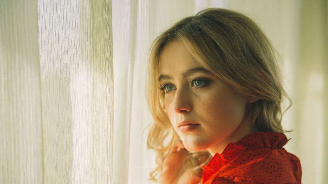 Молодая голубоглазая актриса Кэтрин Ньютон  у окна