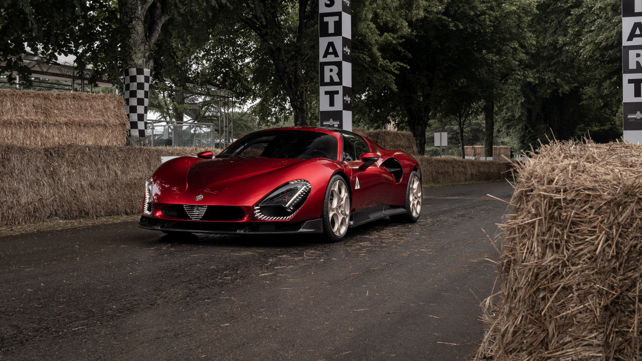 Красный автомобиль Alfa Romeo 33 Stradale