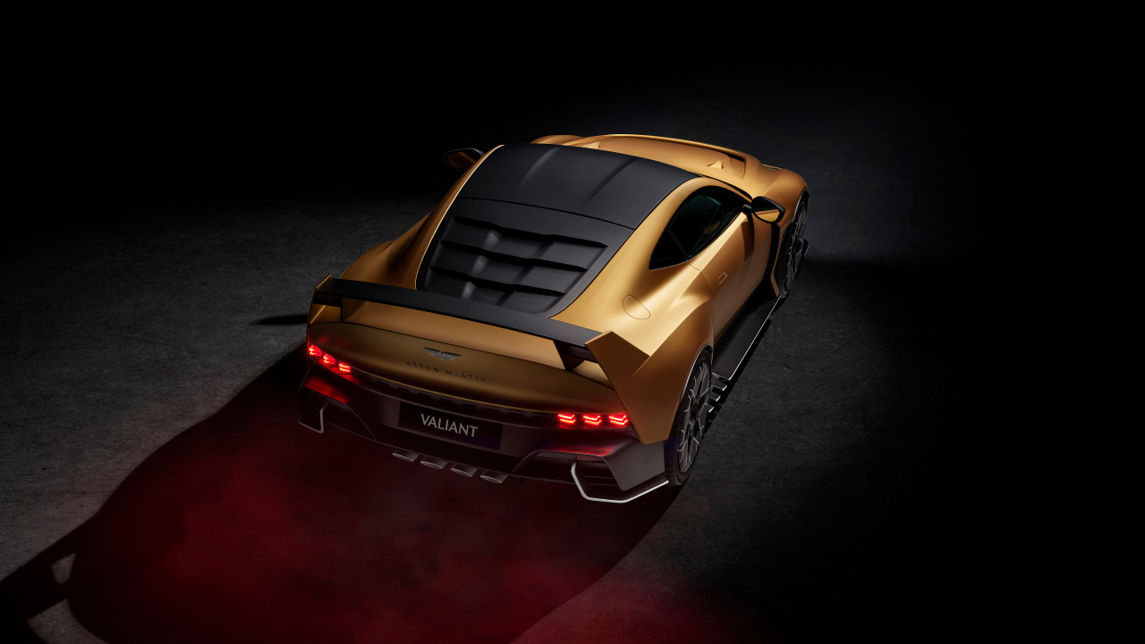 Вид сзади на спортивный автомобиль Aston Martin Valiant 2024  года