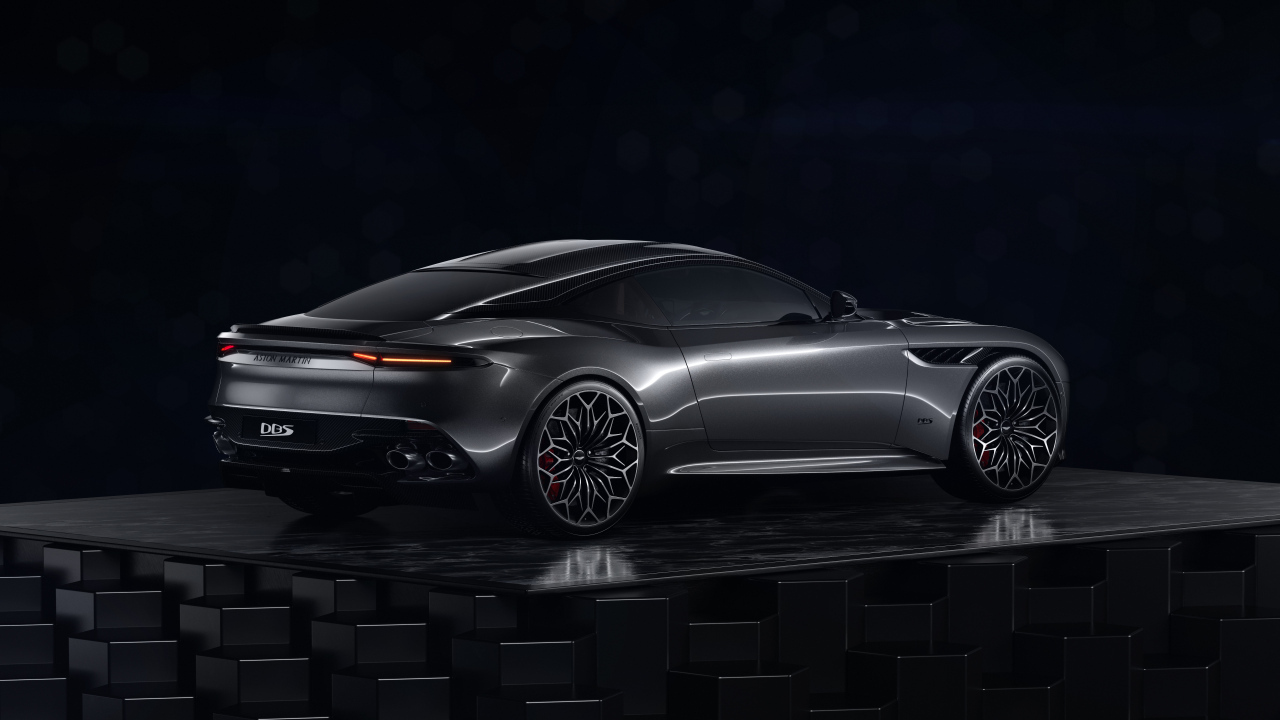 Вид сзади на автомобиль Aston Martin DBS Superleggera