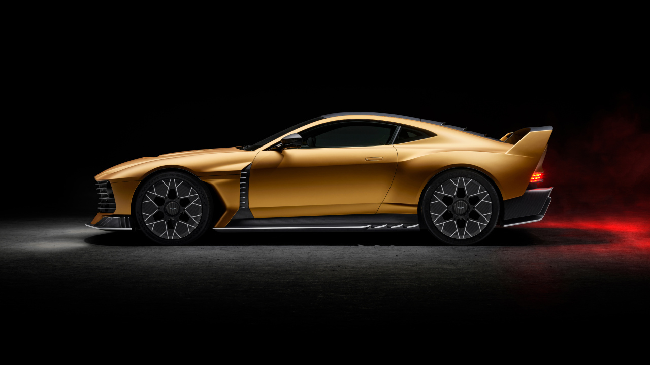 Вид сбоку на золотистый спортивный автомобиль Aston Martin Valiant 2024 года