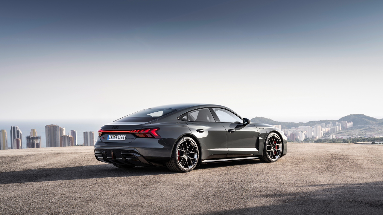 Автомобиль Audi RS e-tron GT 2024 года вид сзади