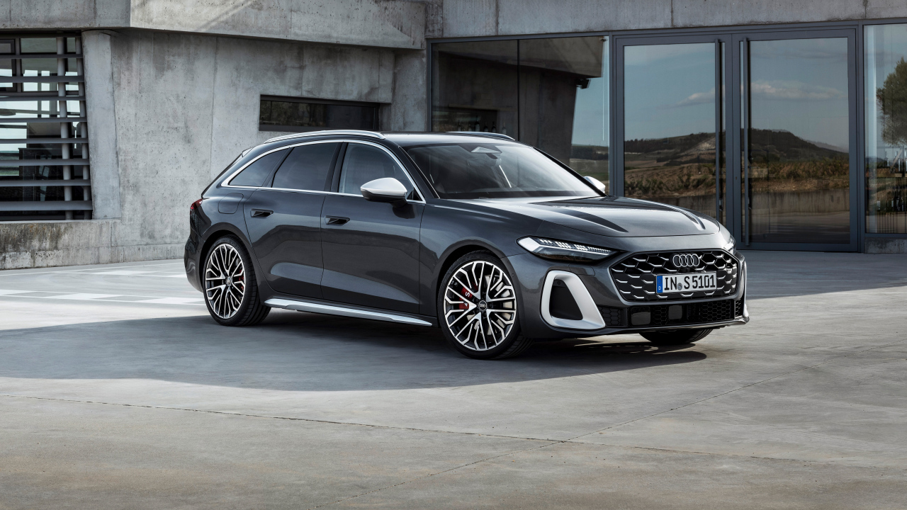 Автомобиль  Audi S5 Avant TFSI quattro 2024 года у здания