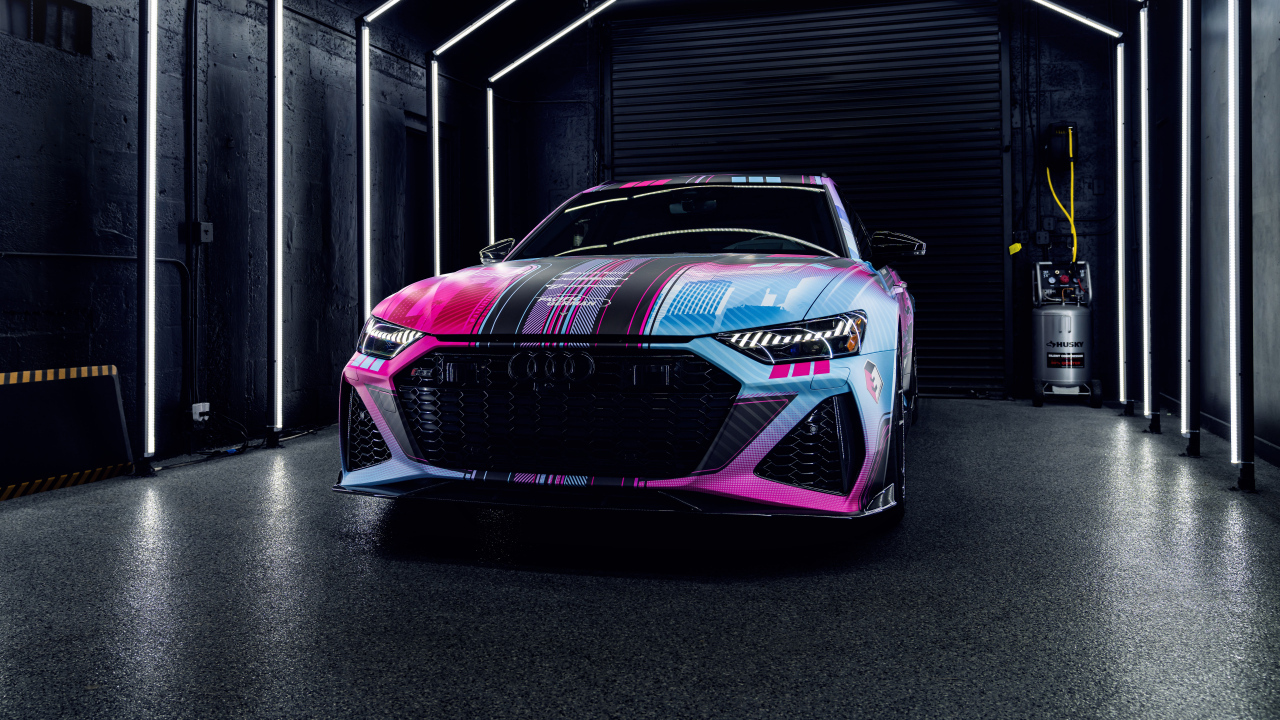 Автомобиль Audi RS6  на зарядке